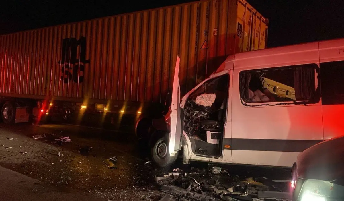 La camioneta de pasajeros se impactó contra la parte trasera del tráiler Foto: Guardia Civil Estatal San Luis Potosí