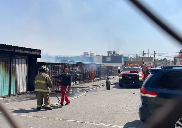 Incendio consume varios vehículos y una bodega en Metepec (VIDEO)