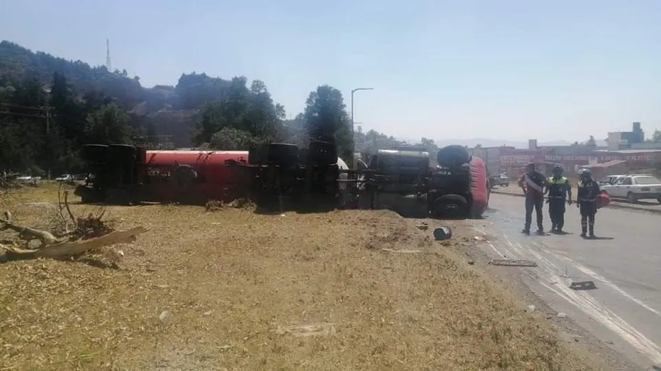 El cierre del libramiento Jorge Jiménez Cantú fue por varias horas, aunque se descartó alguna fuga de gas que transportaba el autotanque. Foto: Bomberos de Atlacomulco