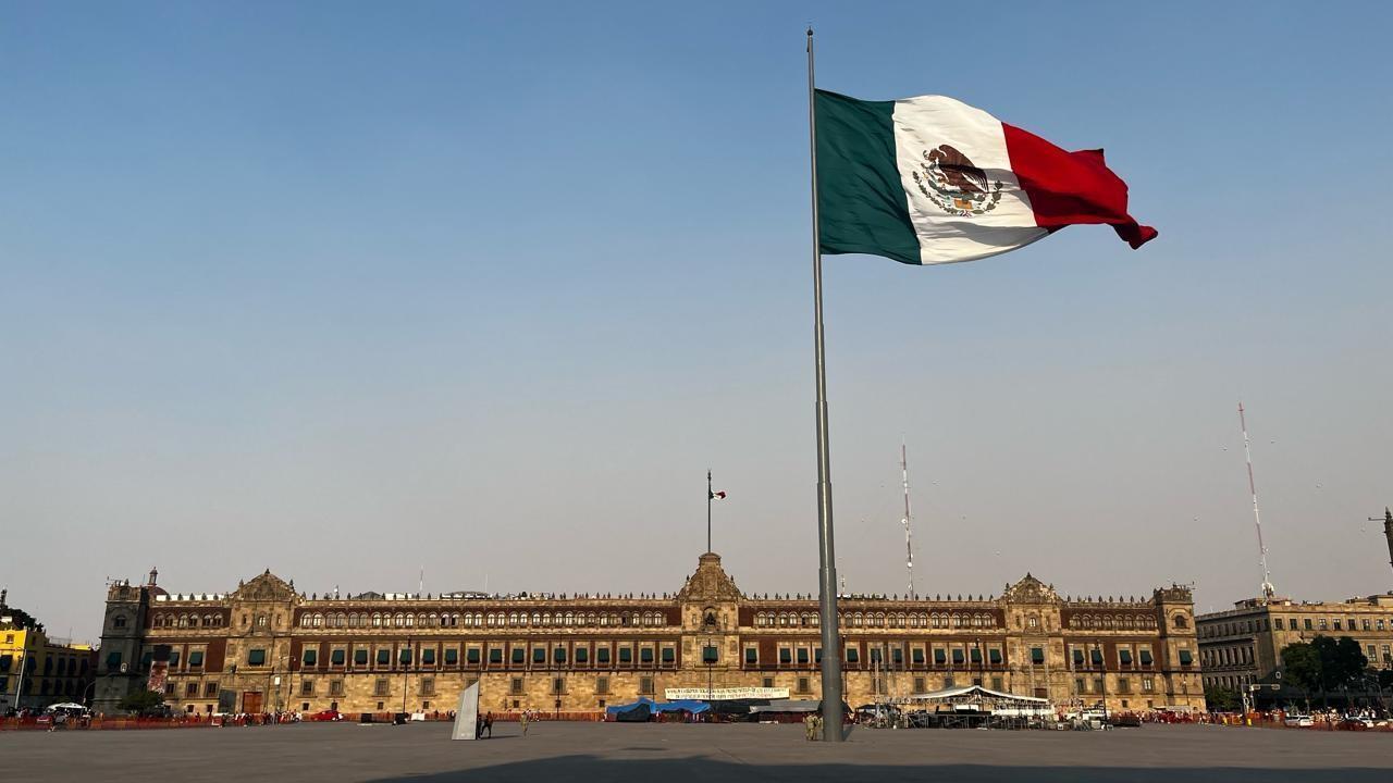 Bandera de México, ondea en el Zócalo de la Ciudad de México. Foto: Arlem Vargas