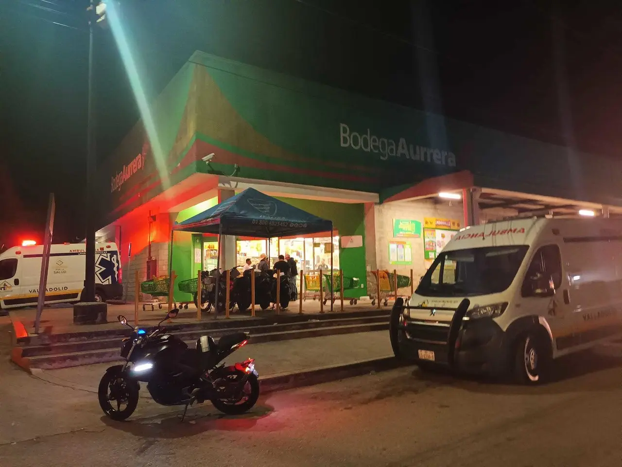 El cuerpo del hombre quedó tendido cerca del área de cajas Fotos: Redes sociales
