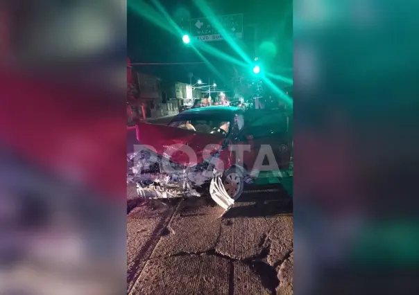 Huye tras ocasionar fuerte accidente y volcar