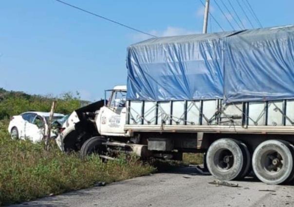 Conductor queda prensado tras encontronazo con un camión de carga en Tizimín