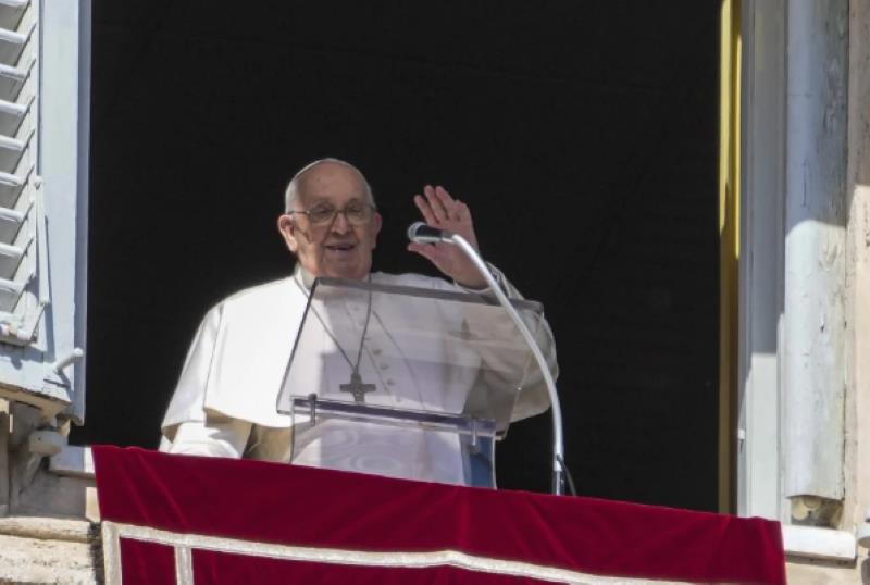 El papa Francisco en su ventana sobre la Plaza de San Pedro en el Vaticano, el 25 de febrero de 2024.. (Foto AP /Gregorio Borgia)