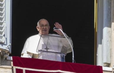 Papa Francisco sale a saludar a la multitud que acude a la Plaza de San Pedro