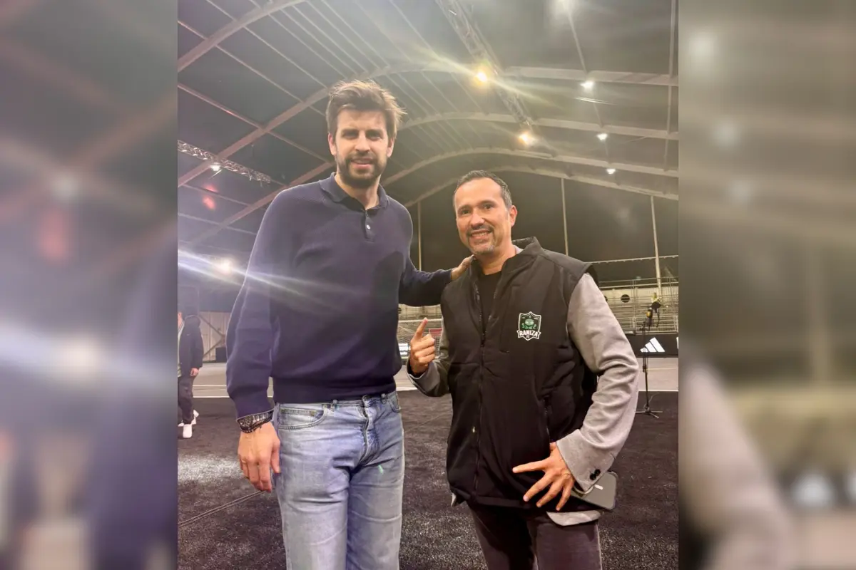 El astro del fútbol español, Gerard Piqué y el CFO de Grupo POSTA, Ángel Vargas.