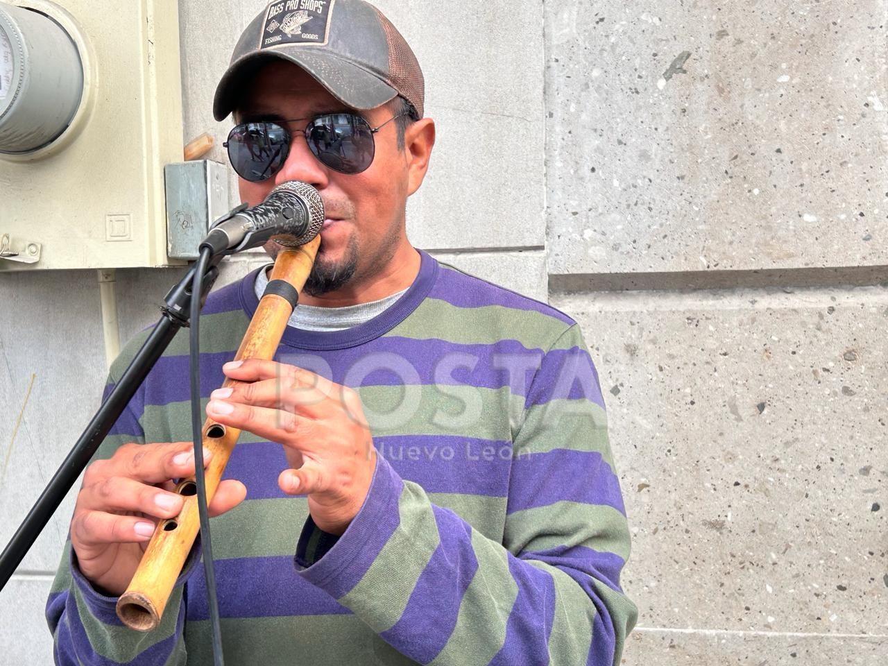 Elvis López es originario de Guatemala, desde los 14 años aprendió a tocar la flauta,  a los 22 llegó a la ciudad. Foto. Rosy Sandoval