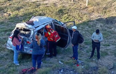 Volcadura en carretera federal a Monclova deja tres personas lesionadas