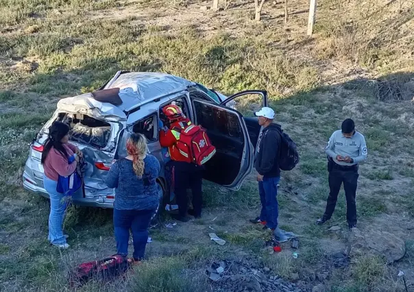 Volcadura en carretera federal a Monclova deja tres personas lesionadas