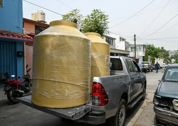 Apoyan a vecinos por crisis hídrica en Naucalpan, les entregan tinacos