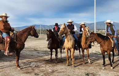 Participan más de 400 jinetes en cabalgata de Parras a San Pedro