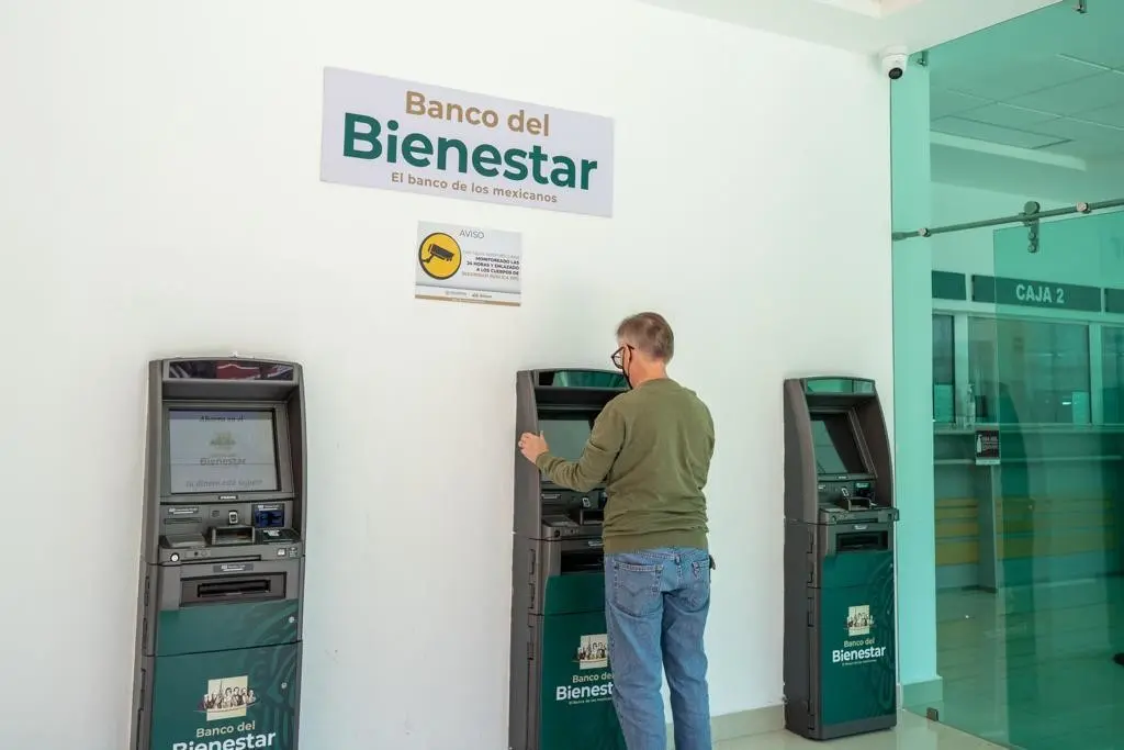 Tras un rumor en redes sociales sobre el bloqueo de tarjetas de Banco Bienestar en cajeros de otras instituciones, el organismo salió a desmentir dicha información.- Foto del Gobierno de México