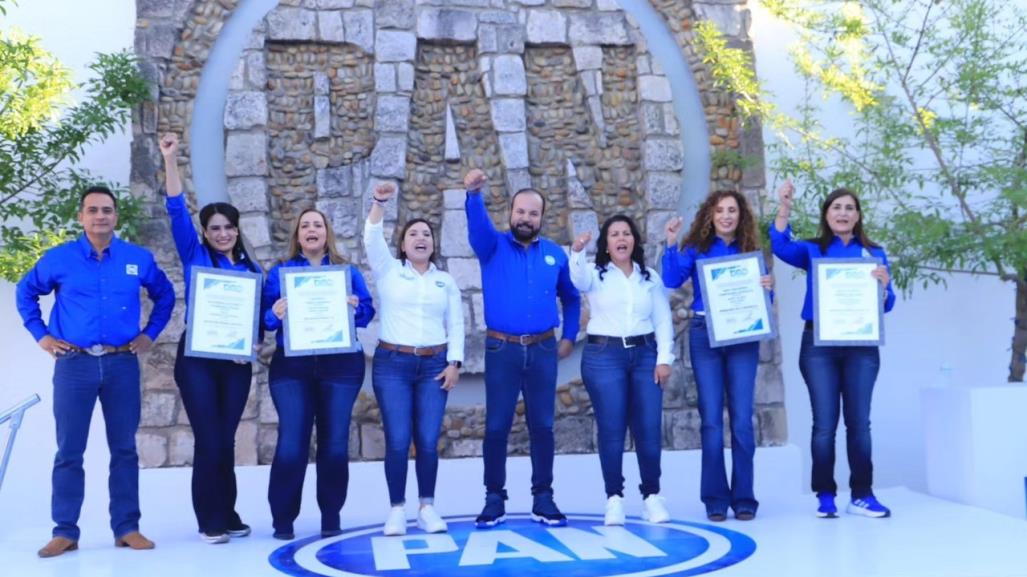 Humo azul, entregan constancias a candidatos federales