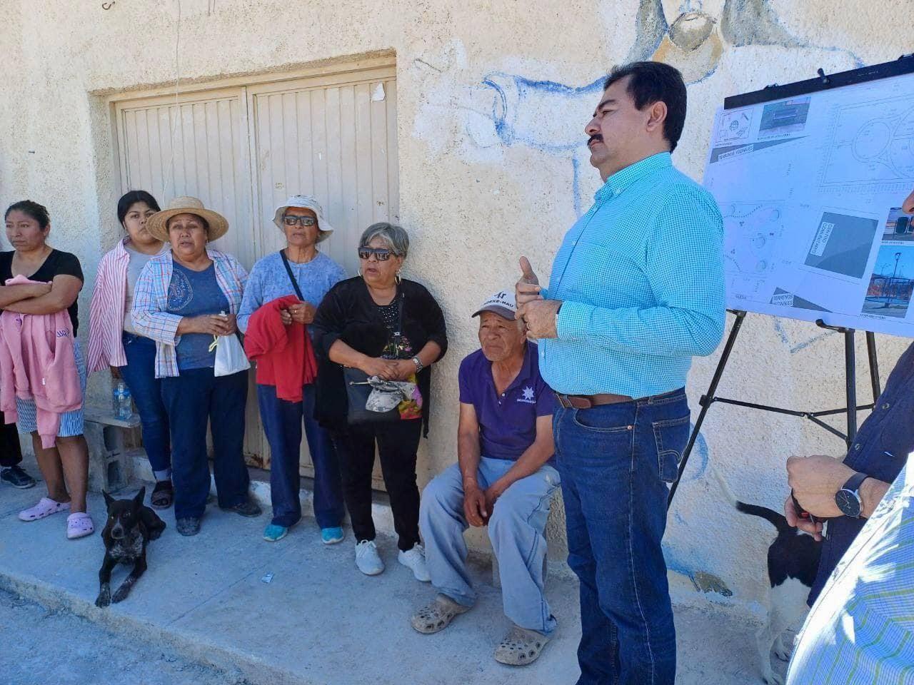 El alcalde de García, Carlos Guevara Garza, arrancó la construcción de una nueva plaza en el ejido Los Elotes. Foto: Facebook Carlos Guevara Garza