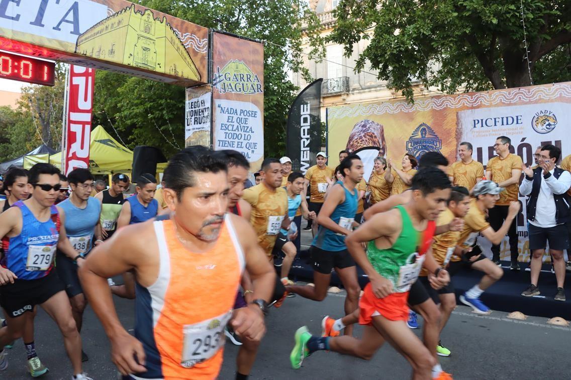 Todo un éxito resultó la tradicional carrera por un aniversario más de la Uady que cumplió 102 años de existencia.- Foto de la Uady