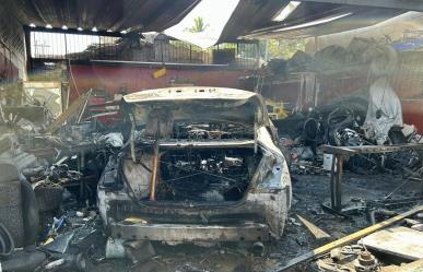 Explosión e incendio en taller mecánico deja un herido en Colima, Colima