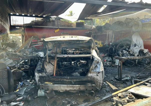 Explosión e incendio en taller mecánico deja un herido en Colima, Colima