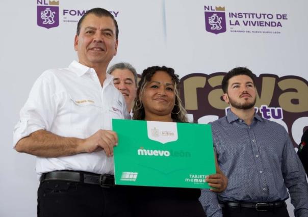 Eugenio Montiel Amoroso entrega 247 escrituras en El Carmen, Nuevo León