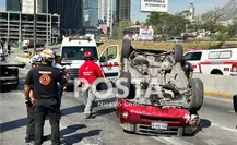 Vuelca tras estrellamiento en bulevard Díaz Ordaz en Monterrey