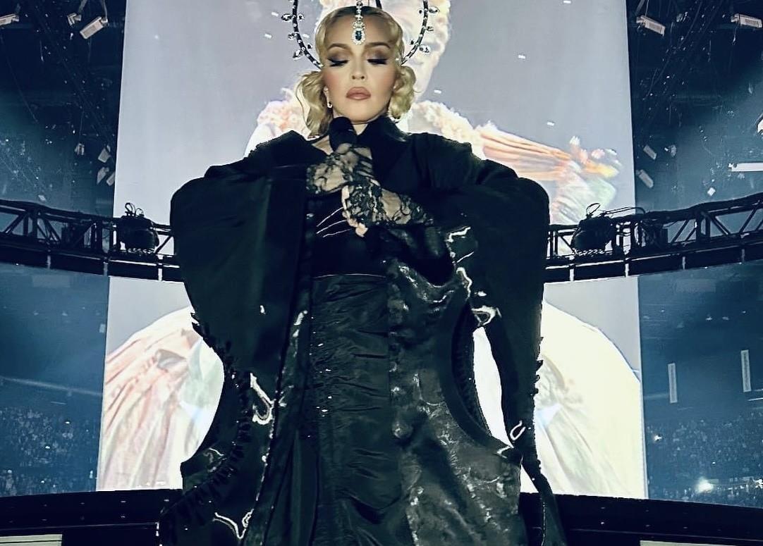 Critican a Madonna por escupir y aventar cerveza a fanáticos durante uno de sus conciertos Foto: Facebook