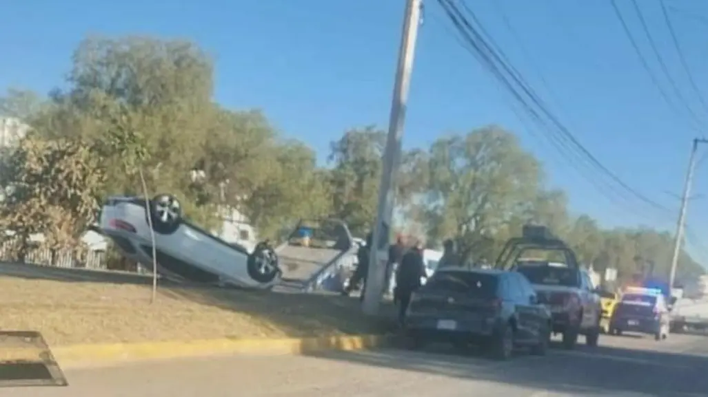 Vuelca camioneta de lujo, hay dos heridos en Cuautitlán