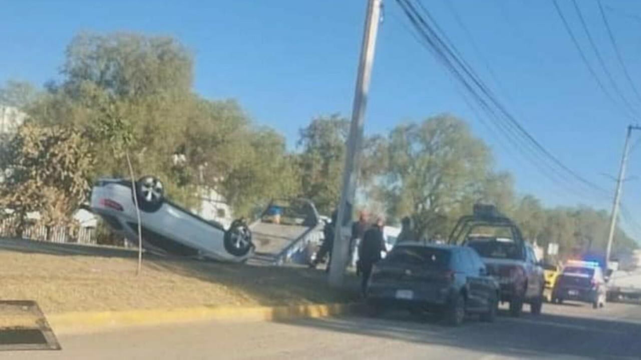 Los dos ocupantes de la camioneta fueron auxiliados por personas que pasaban por el lugar del accidente, mientras llegaban los paramédicos. Foto: Entretanto Mx