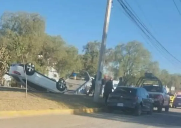 Vuelca camioneta de lujo, hay dos heridos en Cuautitlán