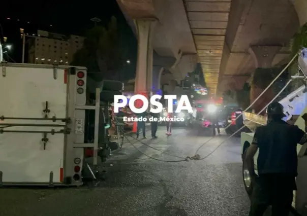Le estallan llantas traseras y vuelca camioneta en Naucalpan (VIDEO)