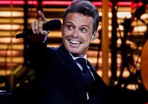 Luis Miguel saluda a fanáticos en Perú y desata tumulto Foto: Especial