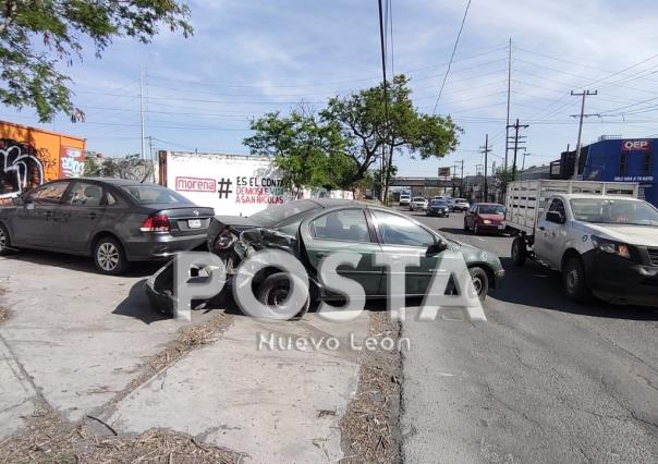 Automovilista invade carril y choca contra motociclista en San Nicolás