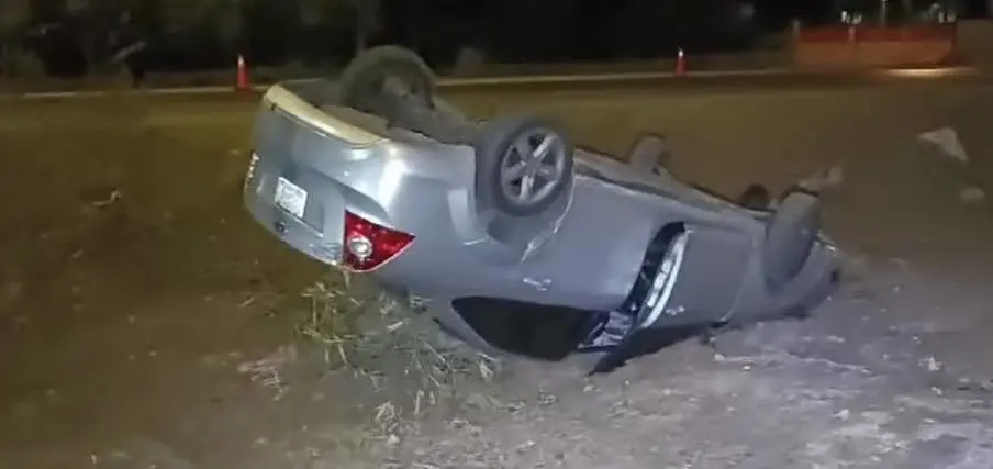 El guiador de un Focus abandonó a su novia tras volcar su auto en el periférico de Mérida la jornada del domingo.- Foto de redes sociales