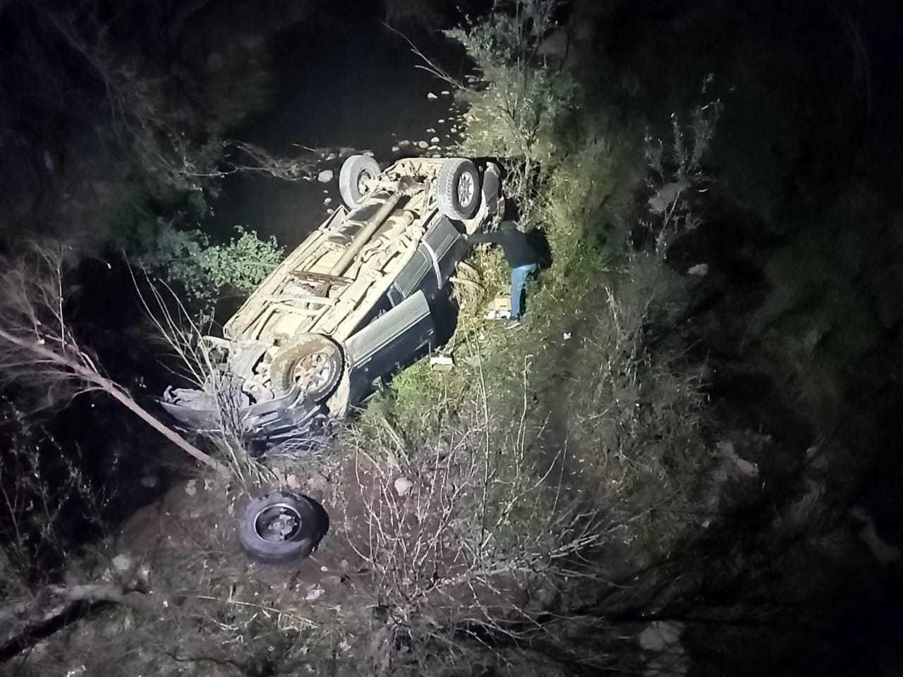 Dos jóvenes sufrieron leves golpes tras volcar el vehículo en el que viajaban en Peñón Blanco. Foto: Especial.