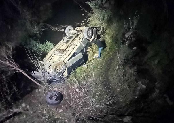 Pareja de jóvenes sobrevive a volcadura en Peñón Blanco, Durango