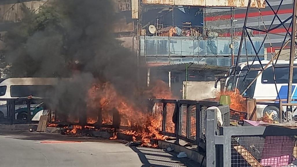 Arde basurero clandestino en Metro La Raza; no hay lesionados