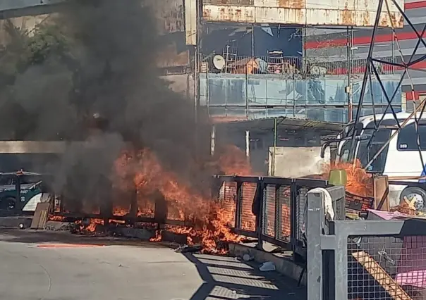 Arde basurero clandestino en Metro La Raza; no hay lesionados