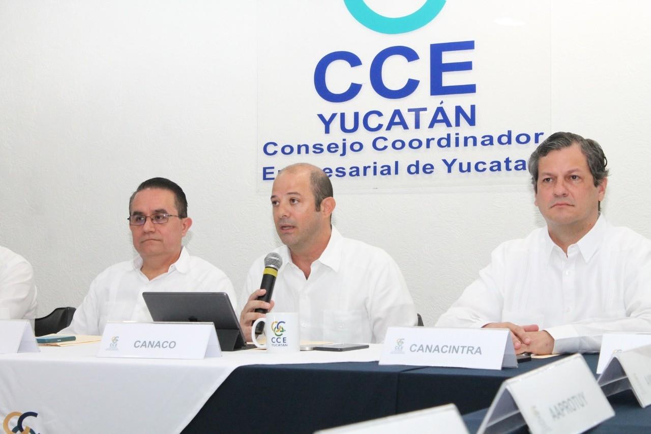 Levy Abraham Macari asumió el lunes la presidencia del  Consejo Coordinador Empresarial de Yucatán (CCE), relevando a Alejandro Guerrero Lozano.- Foto de la Canaco