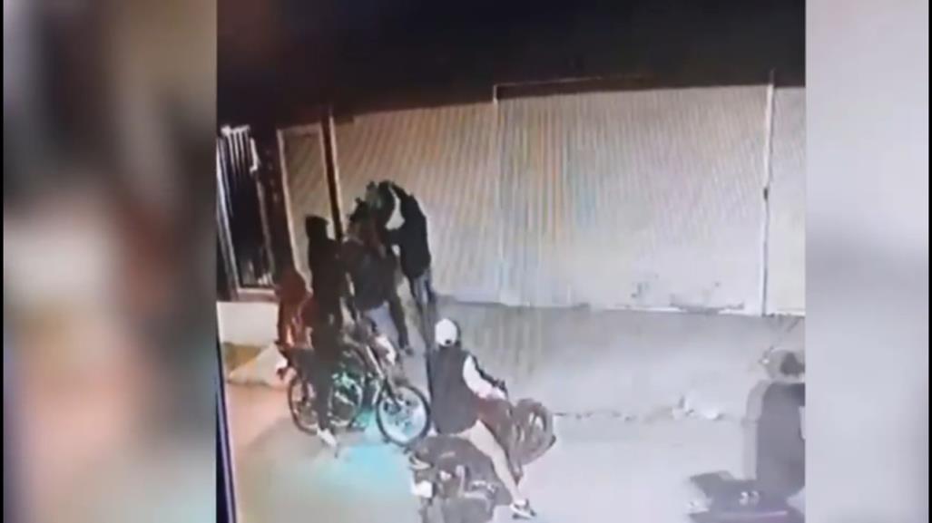 Graban violento robo de motocicleta en Naucalpan