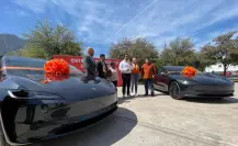 Jesús Nava entrega autos Tesla a ganadores del sorteo por pagar predial