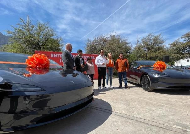 Jesús Nava entrega autos Tesla a ganadores del sorteo por pagar predial