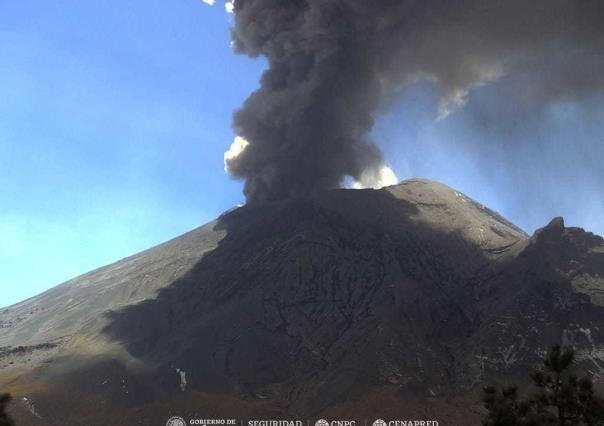 Lanza volcán Popocatépetl fumarola de más de dos mil metros con caída de ceniza