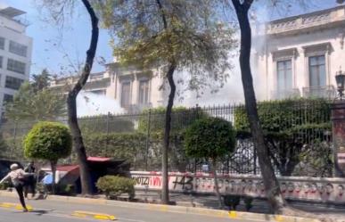 Continúan movilizaciones por Ayotzinapa: Cohetones en Segob y plantón en Zócalo