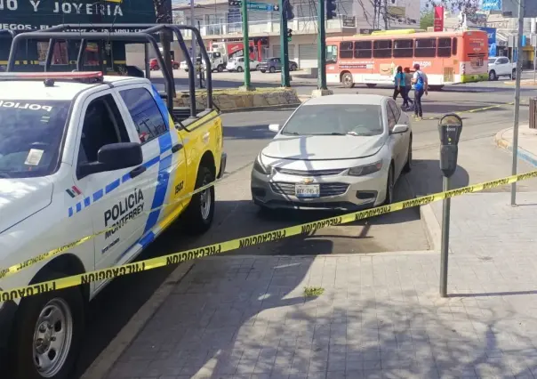 Policías recuperan auto robado con placas falsas en centro de Monterrey