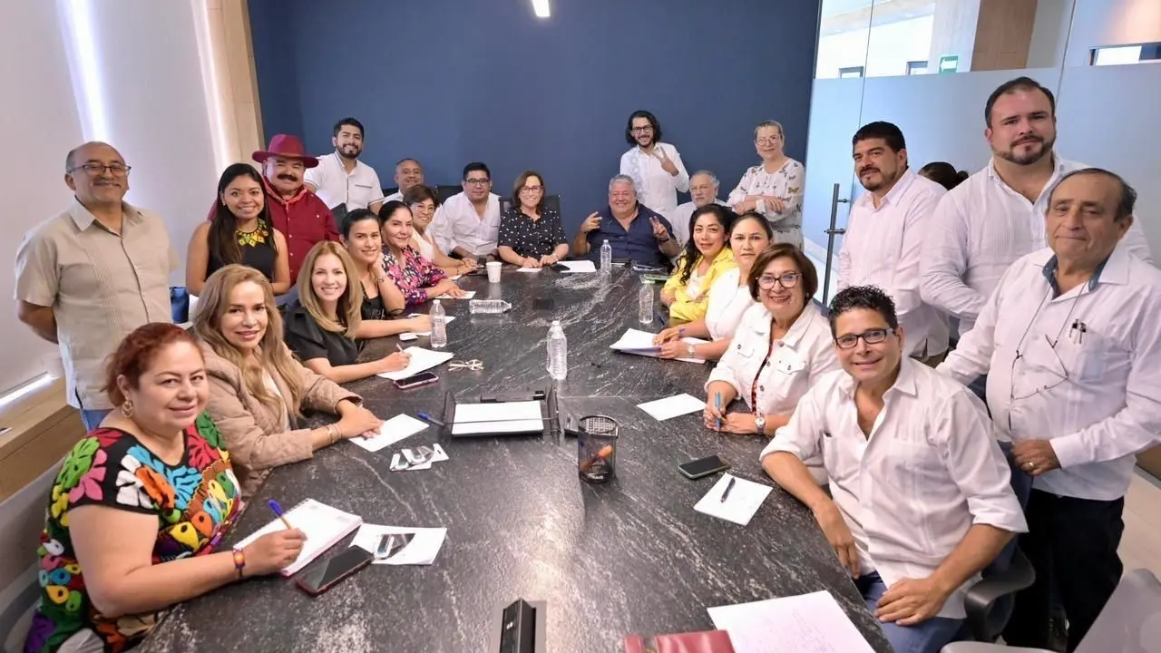 Rocío Nahle, la candidata de Morena-PT-PVEM a la gubernatura de Veracruz se reunió con aspirantes a diputados federales y senadores. (FOTO: cortesía)