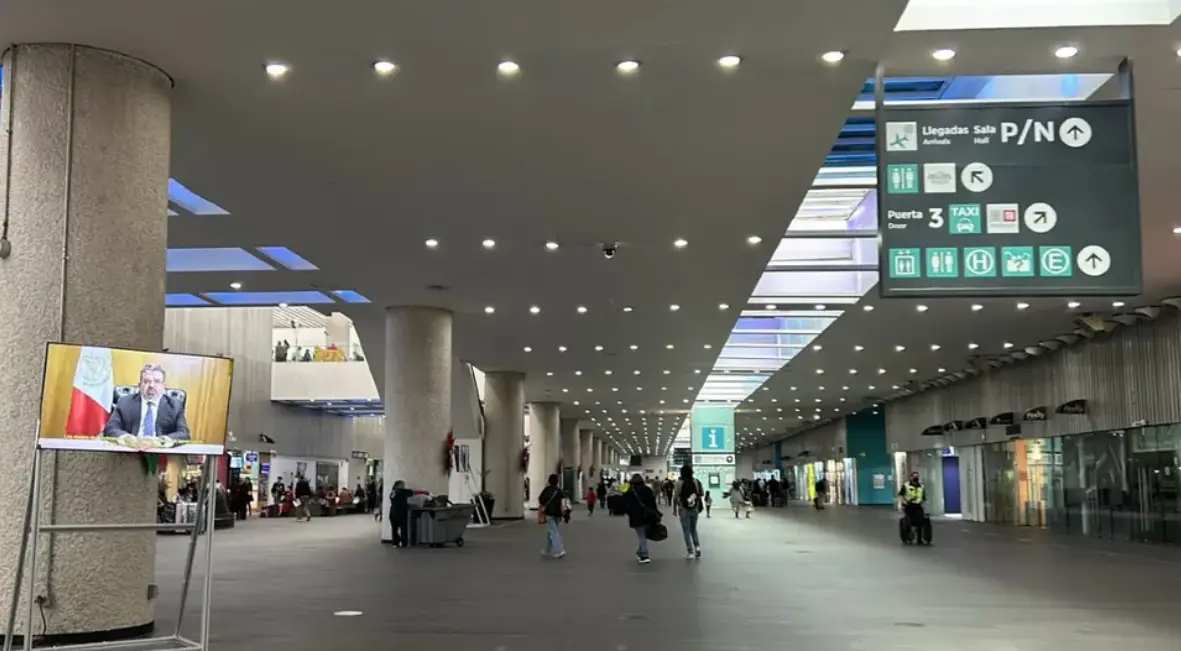 Suspenden vuelos en el AICM por caída de ceniza del Popocátepetl. Foto: Especial