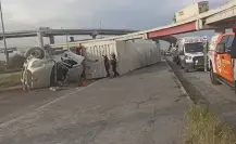 Muere conductor tras volcadura en Salinas Victoria