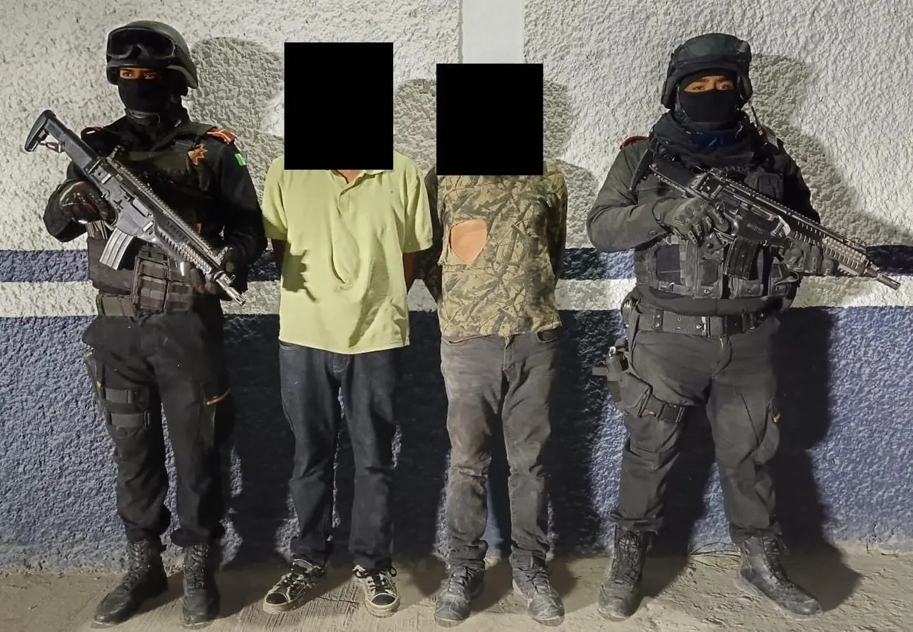 El Grupo de Coordinación para la Seguridad de Nuevo León solamente informó de la detención de dos hombres y del decomiso de armas. Foto: X @GpoCoordSegNL.