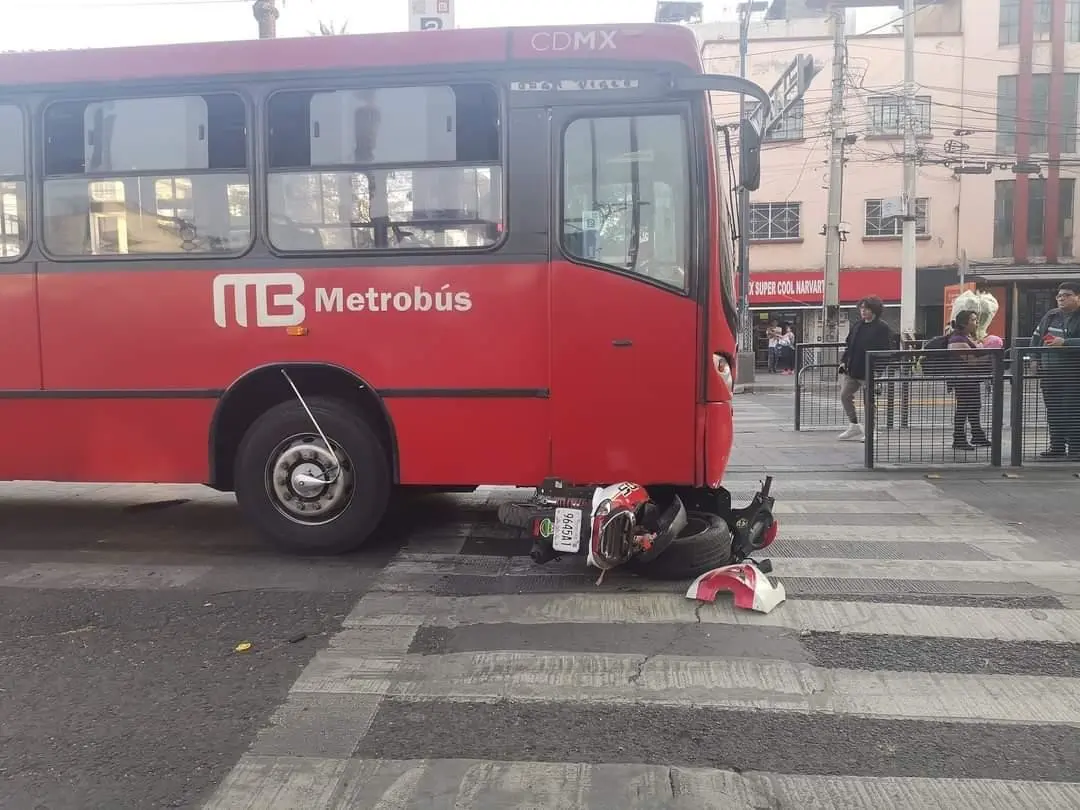 Protagonizan choque Metrobús y motocicleta en la Doctores Fotos y video: Ramón Ramírez
