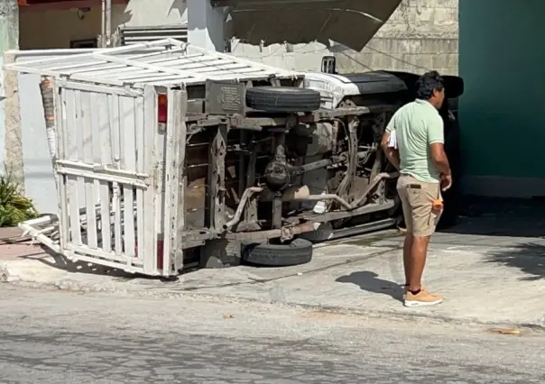 Camioneta vuelca en Mérida por esquivar mototaxi