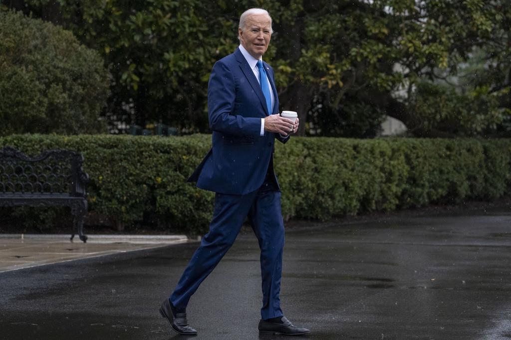 Joe Biden sale de la Casa Blanca en Washington para abordar el helicóptero presidencial hacia el Centro Médico Nacional Militar Walter Reed, en Bethesda, Maryland, para su examen físico anual. (AP Foto/Andrew Harnik)