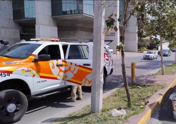 Protección Civil retira cableado derribado en avenida Garza Sada de Monterrey